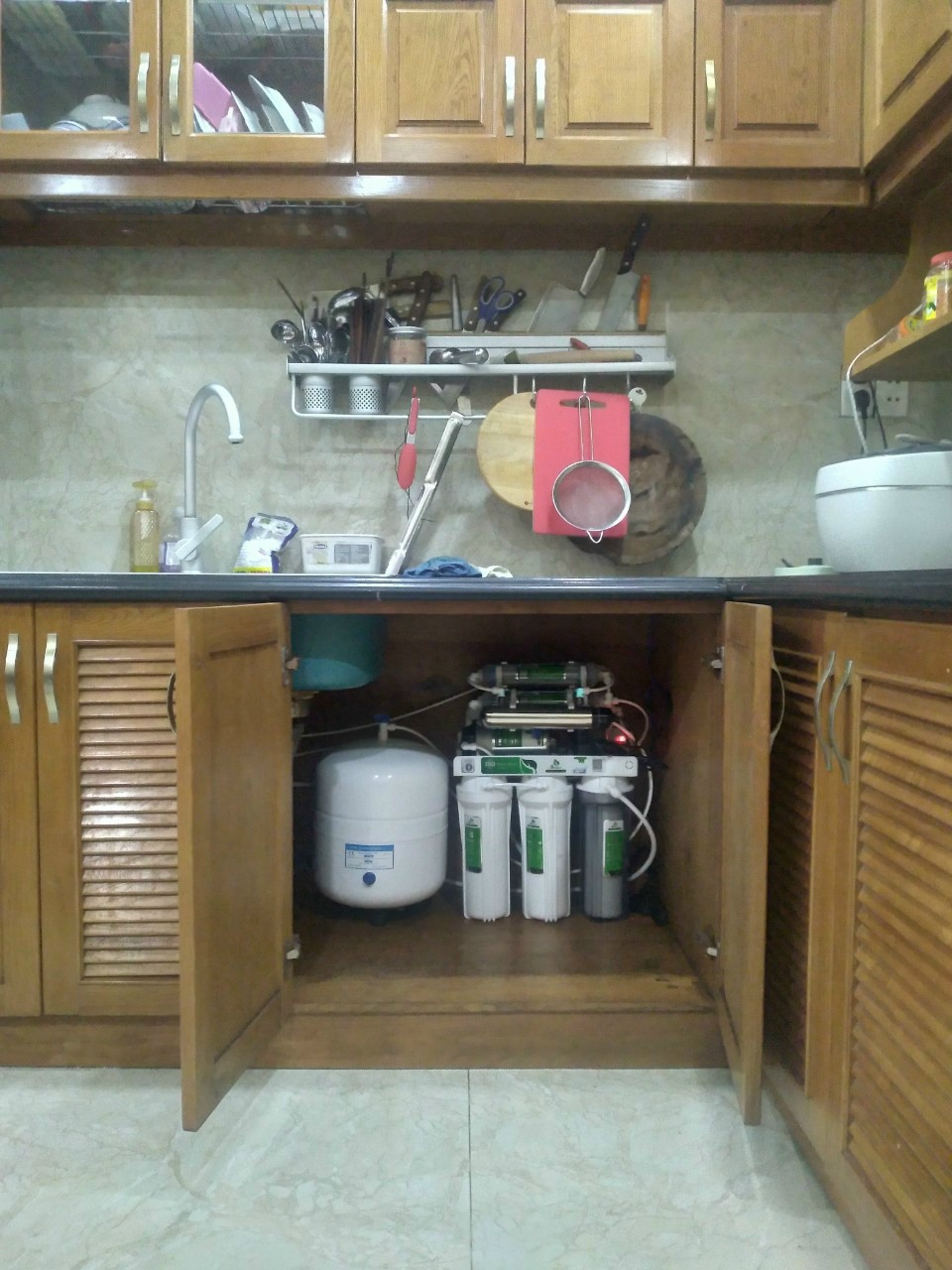 Máy lọc nước uống tinh khiết gia đình đặt ở gầm bếp